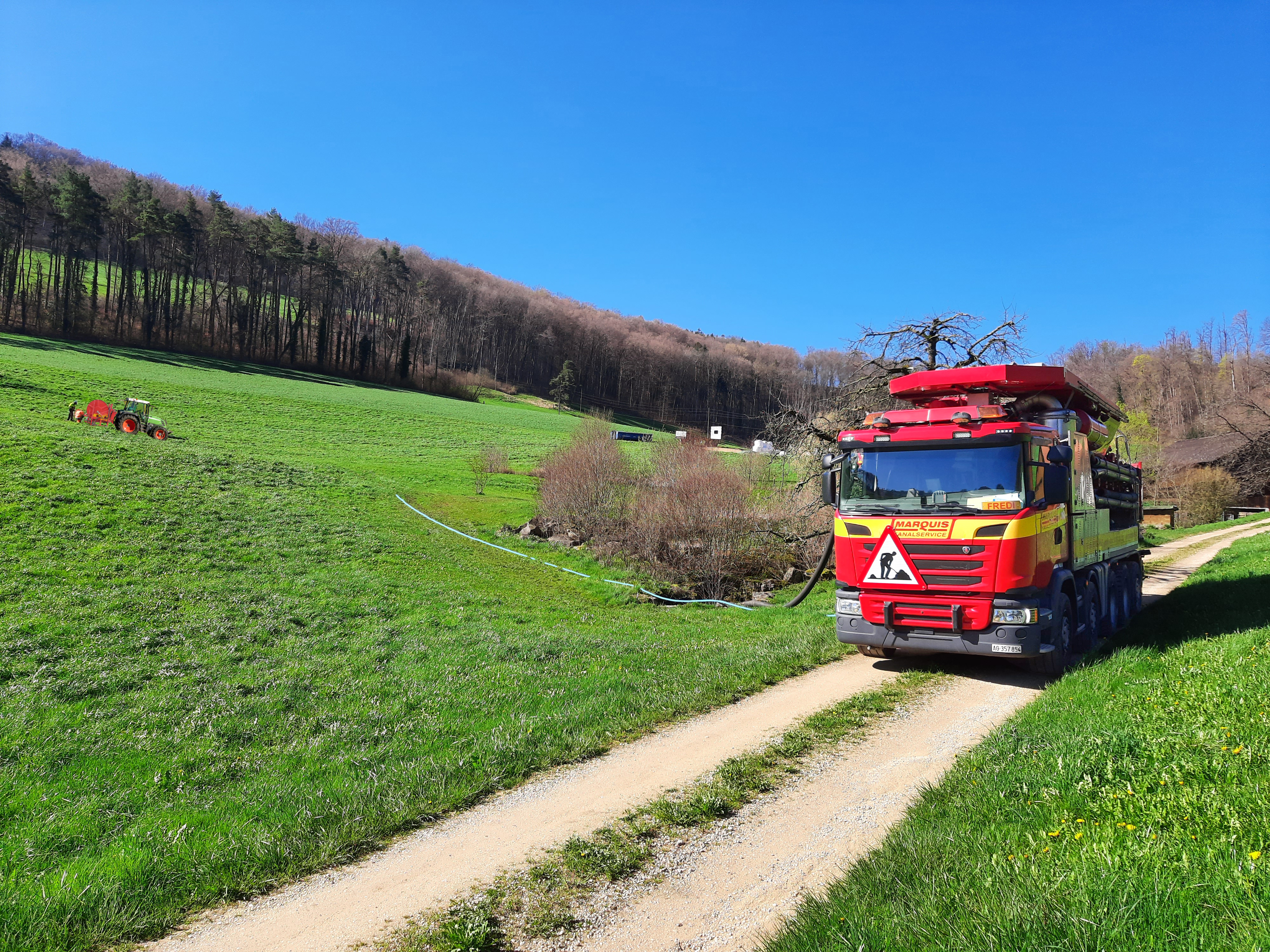 Schächte spülen mit dem mobilen Traktorhaspel